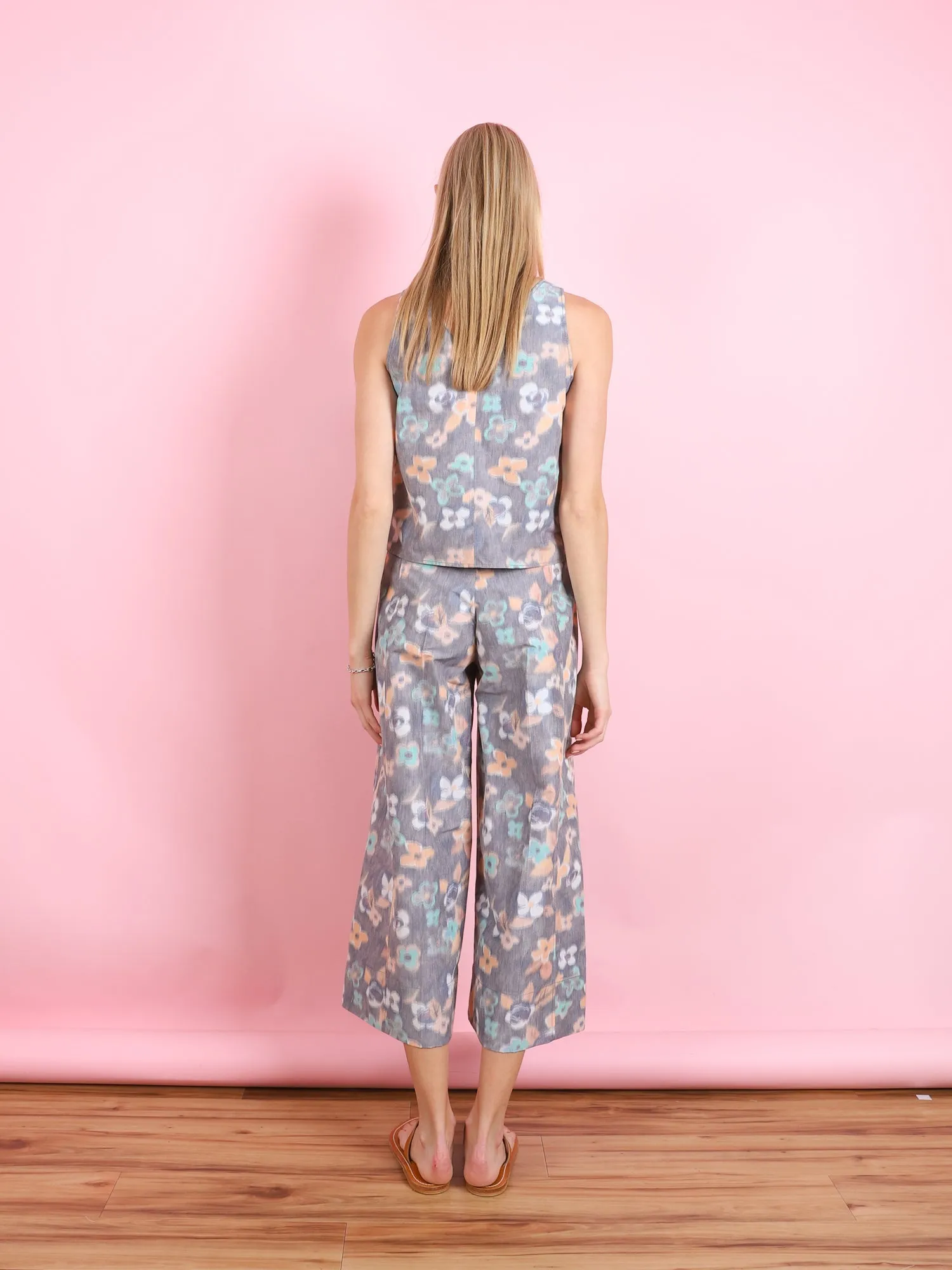 MULTICOLOR FLORAL SLEEVELESS TOP